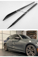 BMW 3 Serisi G20 Sedan (2021-2026) modelleri için özel kalıplanan M Performance stili sağ ve sol yan marşpiyel alt eki lip seti, aracın yan profilini yere daha yakın, kaslı ve aerodinamik gösterir. Yüksek kaliteli hidrografik 3D karbon fiber desen kaplamasına sahip esnek ABS plastik yapısı sayesinde ekstra boya veya kaplama masrafı gerektirmeden kutudan çıktığı gibi doğrudan montaja hazırdır. Kırılgan ve ağır fiberglas döküm ürünlerin aksine esnektir; taş sekmelerine, tazyikli yıkamaya dayanıklı.