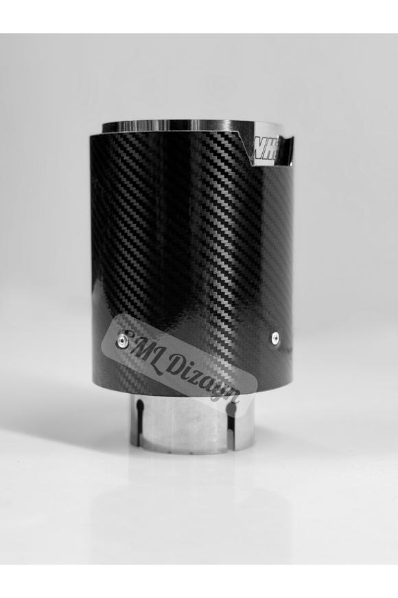 Her marka ve model araç ile uyumlu universal 90 mm (9 cm) dış karbon ağız çapına ve 80 mm (8 cm) iç krom ağız çapına sahip lazer işleme M Performance logolu tekli egzoz ucu (1 adet), arka difüzör ve tampon egzoz yuvalarını sıfıra sıfır doldurarak araca süper spor bir otomobil estetiği kazandırır. Dış kısmındaki yüksek ısıya dayanıklı 3D karbon fiber dokulu muhafaza ile iç kısımdaki M logosu detaylı ayna parlaklığında korozyona dayanıklı paslanmaz krom kaplama yapının birleşimi sayesinde sararma ve paslanmaz