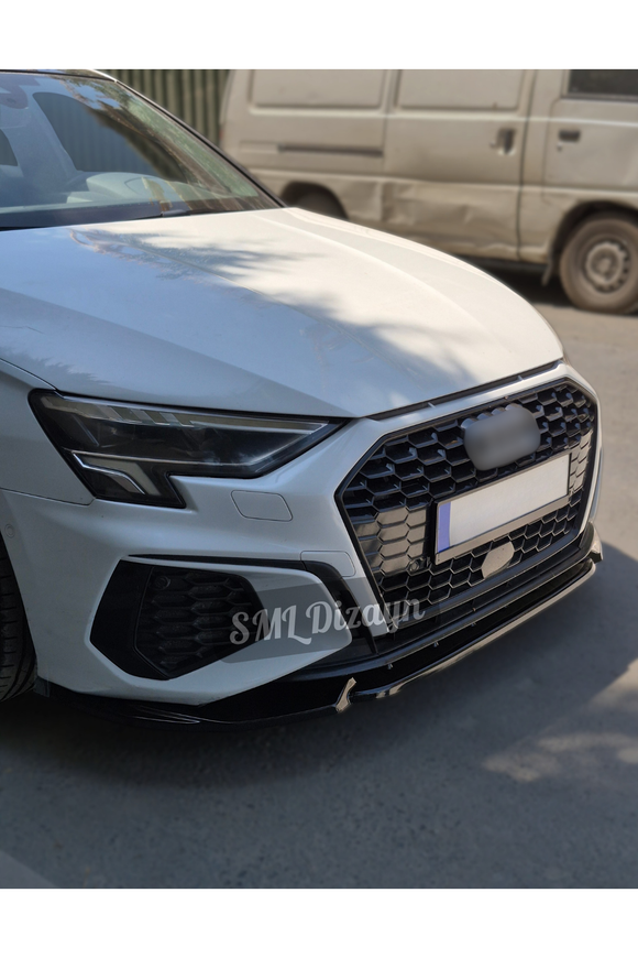 Makyajsız Audi A3 8Y (2021-2023) modelleri için özel kalıplanan 3 parçalı Piano Black (parlak siyah) ön tampon eki (karlığı), aracın ön çehresine aerodinamik, basık ve agresif bir duruş kazandırır. Fabrikasyon yüksek parlaklıkta siyah yüzeye sahip esnek plastik yapısı sayesinde ekstra boya masrafı gerektirmez; aracın geniş ön panjuru ve yan hava girişleriyle kusursuz bir bütünlük oluşturur. 3 parçalı modüler tasarımı hem kargo sürecinde hasar riskini azaltır hem de tampon kavislerine milimetrik oturmasını 