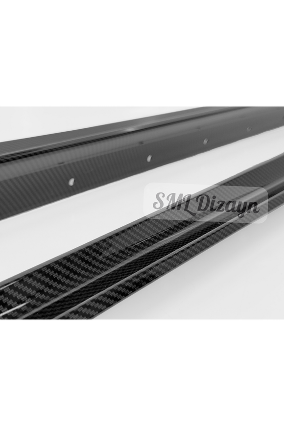The M Performance style side skirt extension lip set for BMW 3 Series G20 Sedan models (2021-2026) is custom-molded to fit OEM side rocker panel contours with exact precision. Featuring a hydrographic 3D carbon fiber pattern coating over high-grade flexible ABS plastic, this pair of side splitters requires no additional painting or wrap installation. Unlike brittle fiberglass alternatives, its durable ABS construction resists road debris, high-pressure car washes, and severe weather. 
