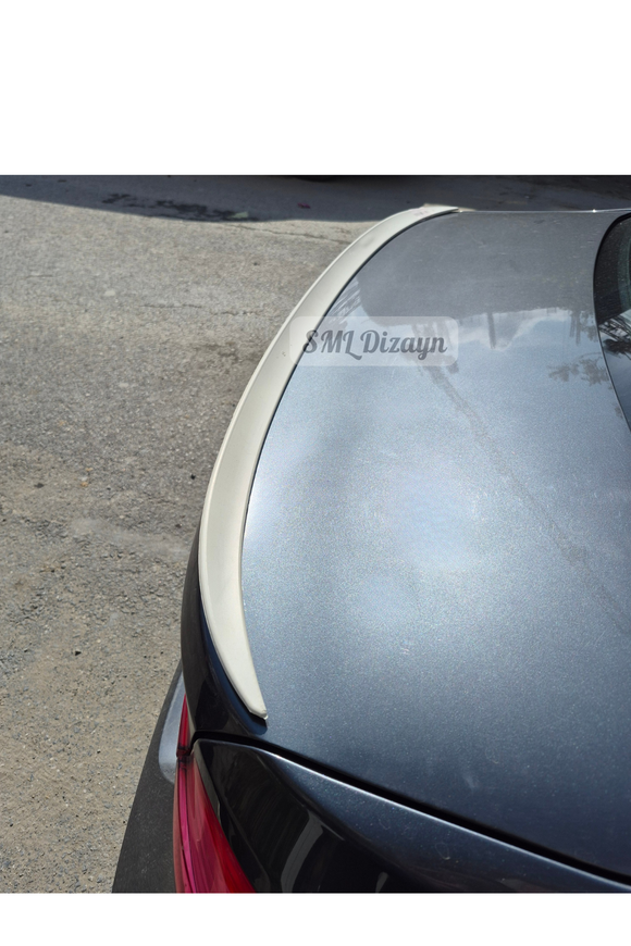 BMW 3 Serisi F30 Sedan (2012-2018) modelleri için özel kalıplanan ikonik M3 stili ince bagaj kapağı spoileri (bagaj çıtası), aracın arka profiline zarif, aerodinamik, basık ve modern bir "M" serisi donanım estetiği kazandırır. Pürüzsüz boyasız ham esnek enjeksiyon ABS plastik yapısı sayesinde astar ve boyayı mükemmel tutar; aracın kendi kaporta renk koduna, gövde rengine veya kontrast yaratmak adına Piano Black (parlak siyah) renge kolayca boyatılabilir. 