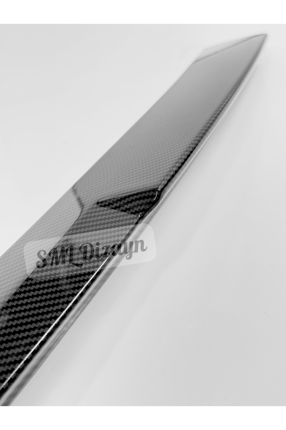 BMW 3 Serisi F30 Sedan (2012-2018) modelleri için özel kalıplanan M Performance tarzı arka cam üstü tavan spoileri, aracın tavan hattına aerodinamik, akıcı ve hırçın bir spor sedan duruşu kazandırır. Yüksek kaliteli hidrografik 3D karbon fiber desen kaplamasına sahip esnek ABS plastik yapısı sayesinde ekstra kaplama, zımpara veya boya masrafı gerektirmeden kutudan çıktığı gibi doğrudan montaja hazırdır. Kırılgan fiberglas döküm ürünlerin aksine esnektir, tazyikli yıkamaya, UV ışınlarına ve dış hava koşullar