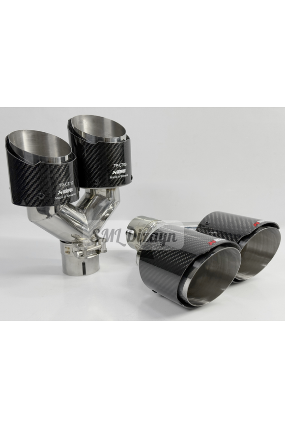 Her marka ve model araç ile uyumlu A-kalite ithal 100 mm (10 cm) dış çıkış ağzı çapına, 90 mm iç krom çapına ve 21 cm toplam yatay genişliğe sahip kelepçeli Akrapoviç stili çiftli egzoz ucu seti (sağ ve sol takım), geniş arka difüzör yuvalarını ve tampon egzoz boşluklarını sıfıra sıfır doldurarak araca süper spor bir otomobil estetiği kazandırır. Dış kısmındaki yüksek ısıya dayanıklı 3D karbon fiber dokulu muhafaza ile iç kısımdaki ayna parlaklığında korozyona dayanıklı paslanmaz krom kaplama yapı.