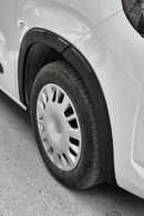 Peugeot Rifter, Partner (2013-2026), Fiat Doblo 5 (2023-2026), Opel Combo (2019-2026), Citroën Berlingo (2013-2026) ve Toyota Proace City (2021-2026) Stellantis platform ortaklığı araçlar için özel kalıplanan Pütürlü Mat Siyah Çamurluk Dodik Seti, çamurluk kavislerini tamamen kaplayarak araca heybetli bir Off-Road / Crossover estetiği kazandırır. Çizilmelere, UV ışınlarına ve dış hava koşullarına dayanıklı esnek ABS plastik malzemeden üretilmiştir; ekstra boya masrafı gerektirmez. 