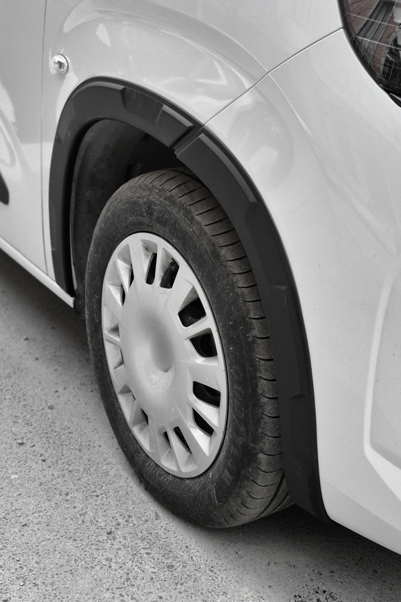 Peugeot Rifter, Partner (2013-2026), Fiat Doblo 5 (2023-2026), Opel Combo (2019-2026), Citroën Berlingo (2013-2026) ve Toyota Proace City (2021-2026) Stellantis platform ortaklığı araçlar için özel kalıplanan Pütürlü Mat Siyah Çamurluk Dodik Seti, çamurluk kavislerini tamamen kaplayarak araca heybetli bir Off-Road / Crossover estetiği kazandırır. Çizilmelere, UV ışınlarına ve dış hava koşullarına dayanıklı esnek ABS plastik malzemeden üretilmiştir; ekstra boya masrafı gerektirmez. 