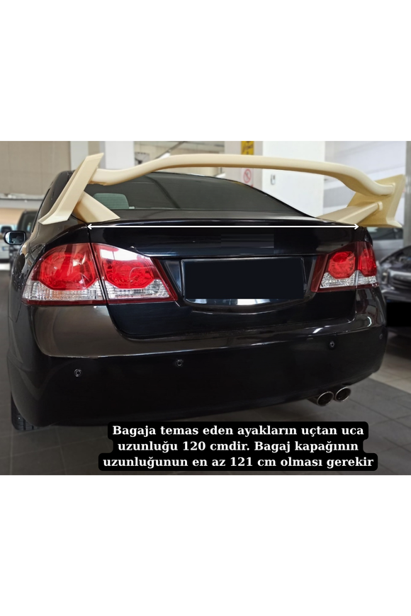 Ford Focus MK4 Sedan (2019-2025) modelleri için özel kalıplanan yüksek bagaj spoileri, aracın arka profiline hırçın, aerodinamik ve sportif bir duruş kazandırır. Pürüzsüz boyasız ham ABS plastik yapısı sayesinde araç renk koduna veya Piano Black seçeneğine kolayca boyanabilir. Fiberglas döküm ürünlere kıyasla esnek, tazyikli yıkamaya, ısıya ve rüzgâr direncine karşı son derece dayanıklıdır. Bagaj kapağına kesme ve delme işlemi gerektirmeden otomotiv silikonu ile yapıştırılarak kolayca monte edilir. 